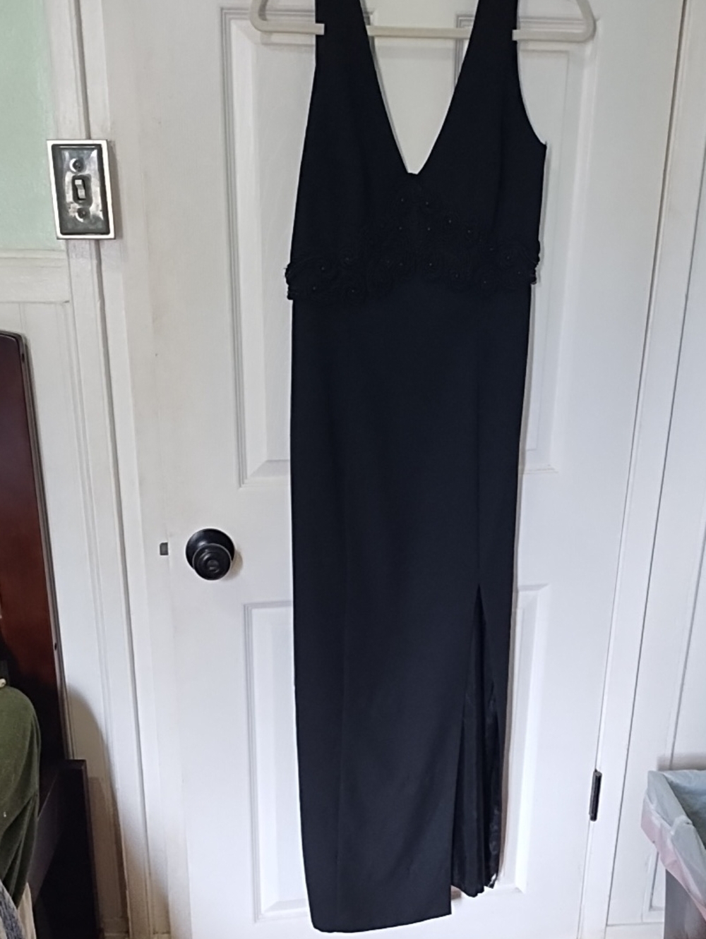 Elegant Black V-Neck Evening Dress